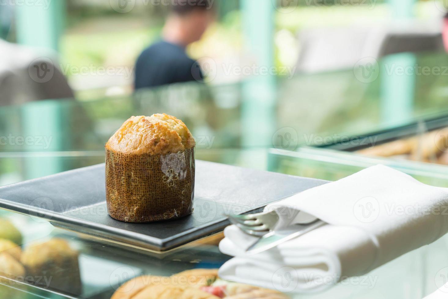 Pastel de muffin en un plato en el café foto