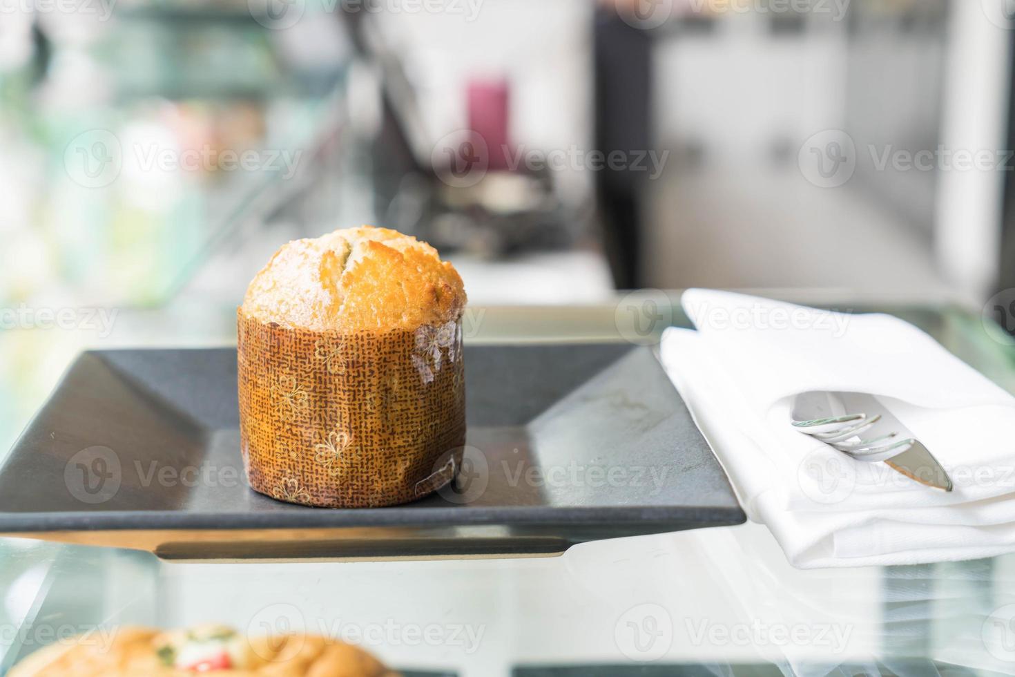 Pastel de muffin en un plato en el café foto