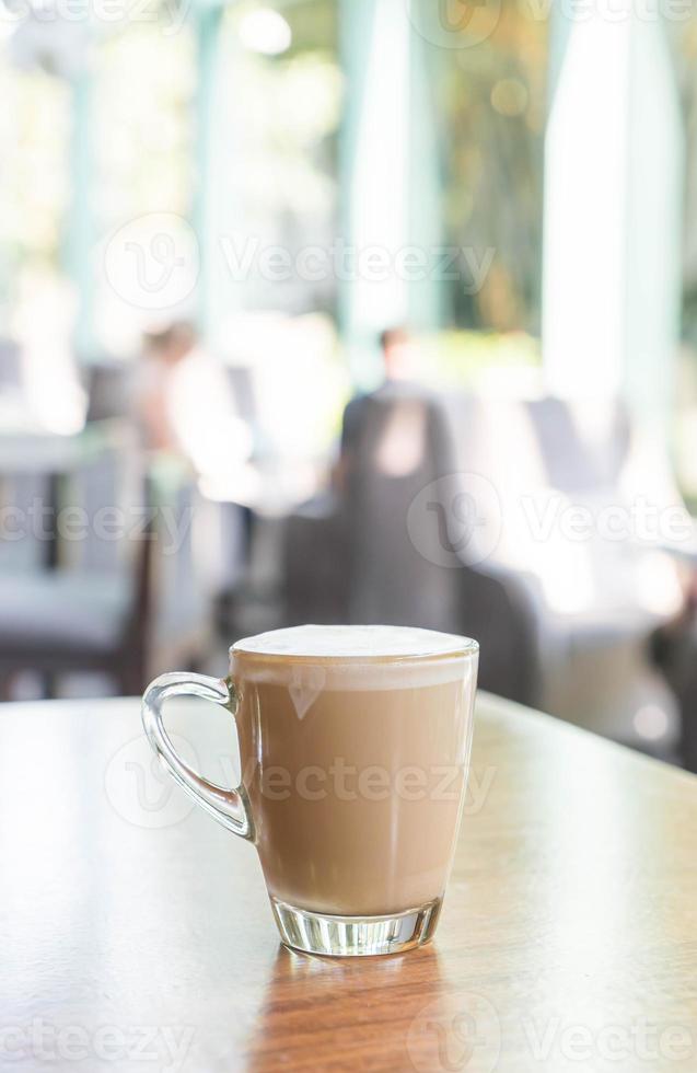 Taza de café con leche caliente en la cafetería. foto