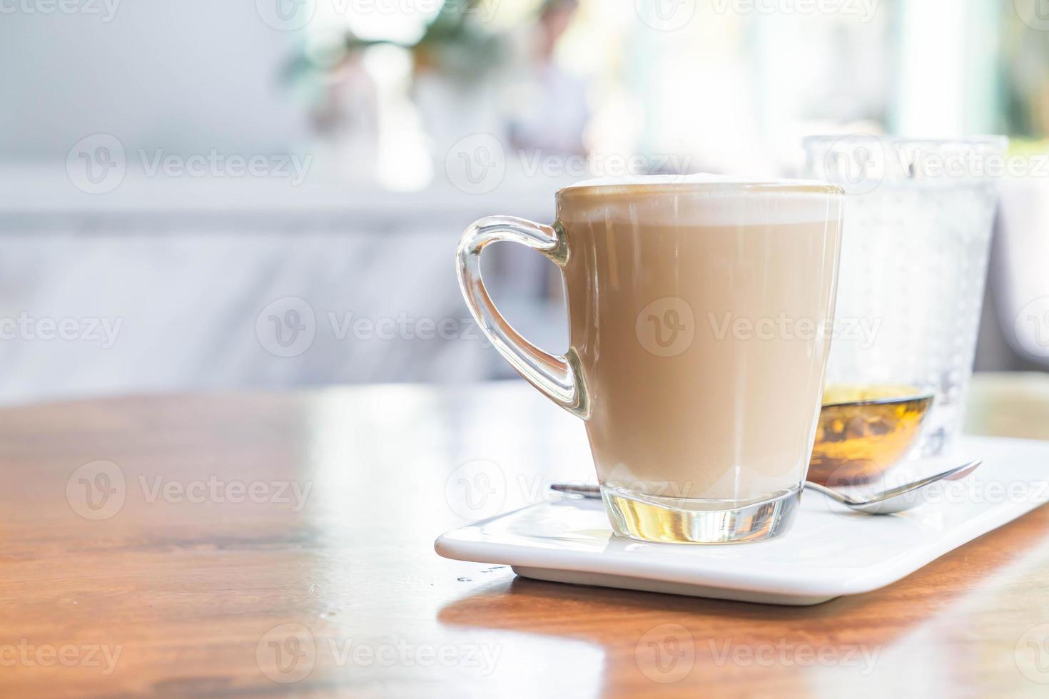 Taza de café con leche caliente en la cafetería. foto