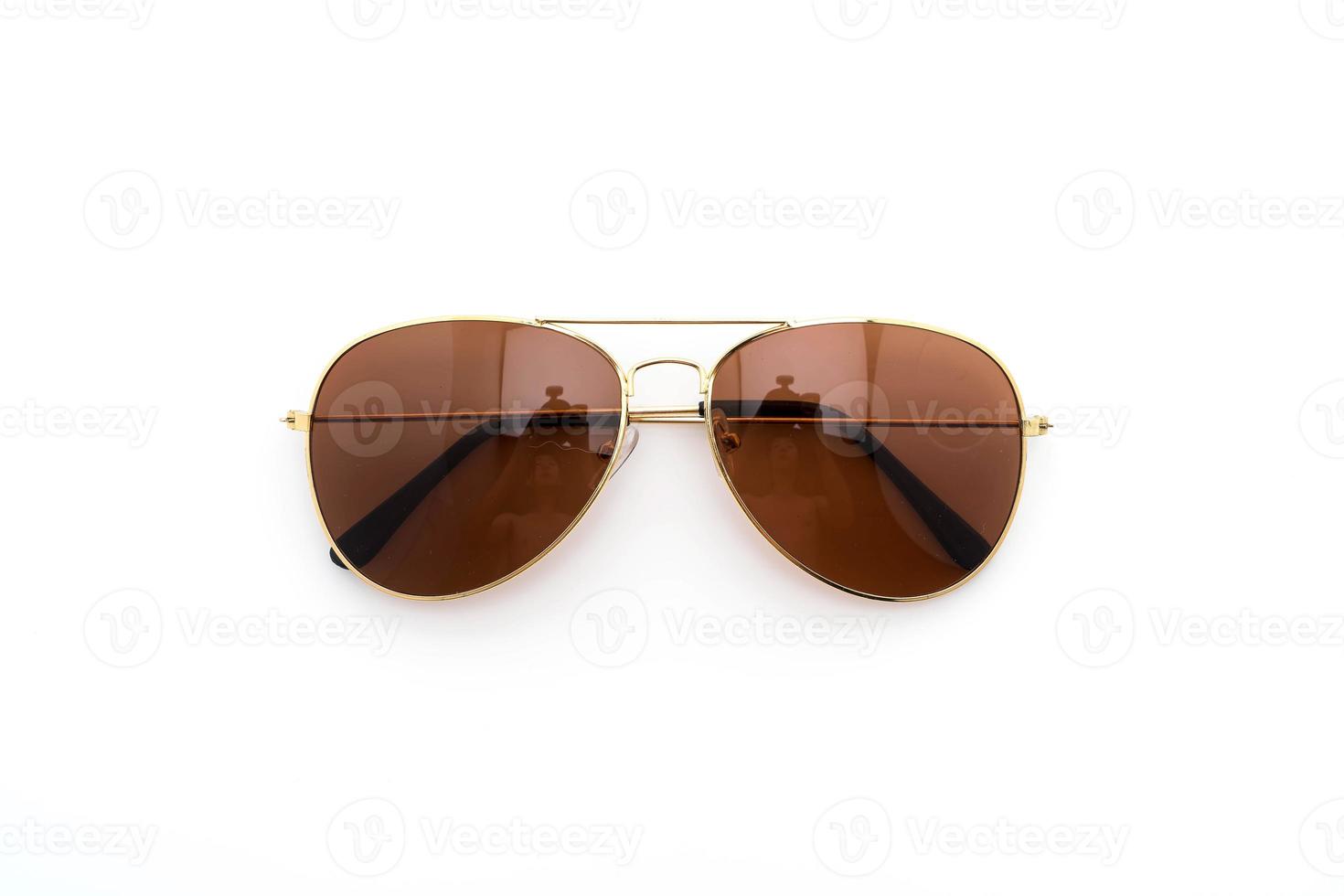 hermosas gafas de sol sobre fondo blanco foto
