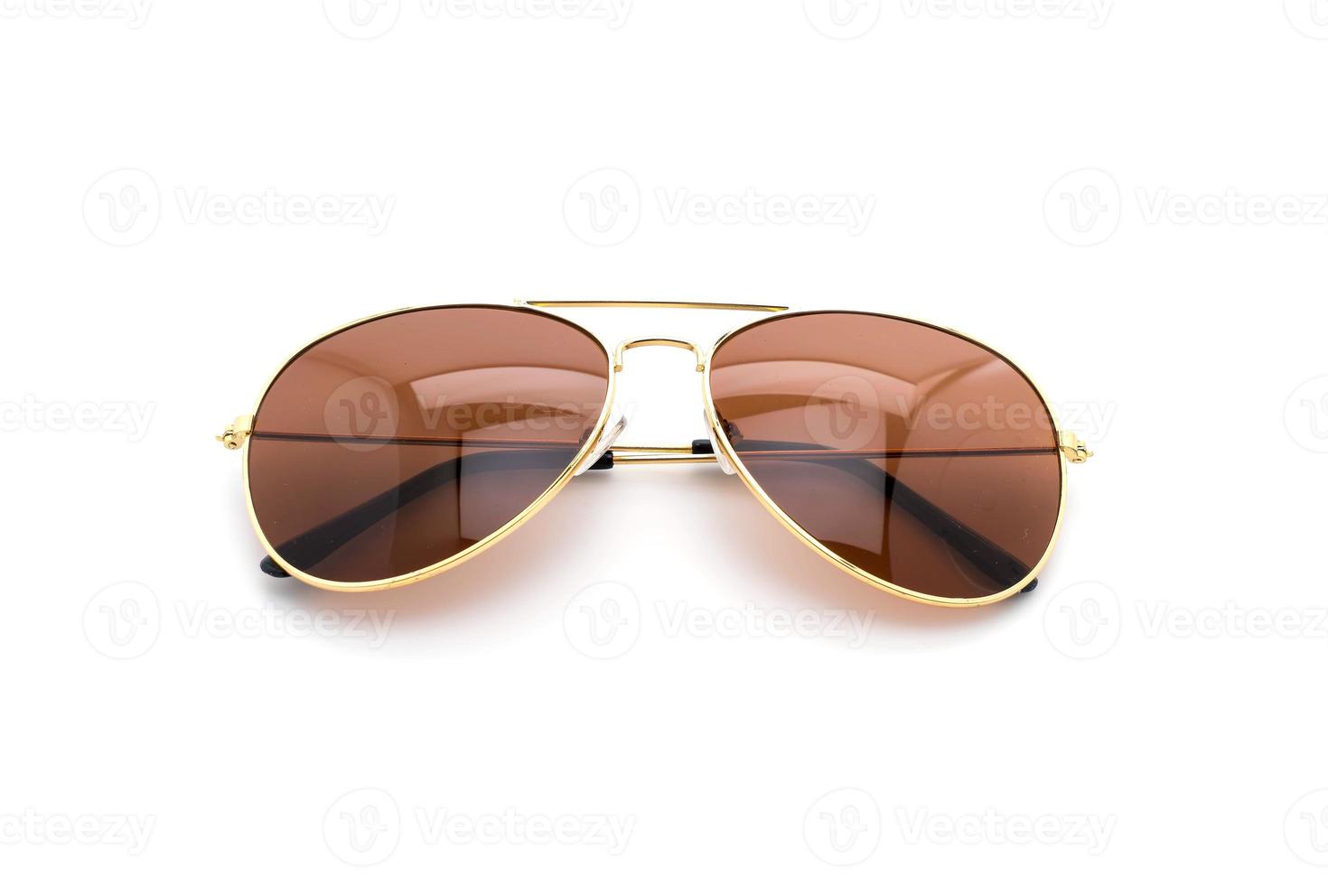 hermosas gafas de sol sobre fondo blanco foto