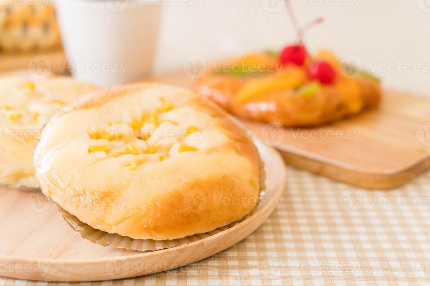 pan con maíz y mayonesa en la mesa foto