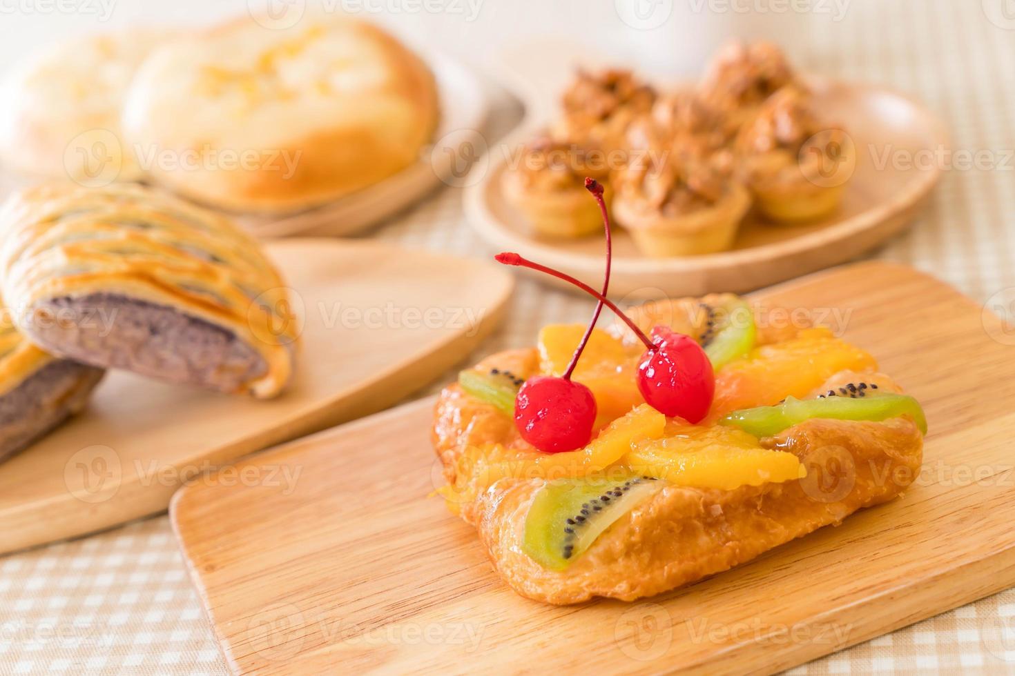 Mezcla de frutas danesas con mermelada en la mesa foto