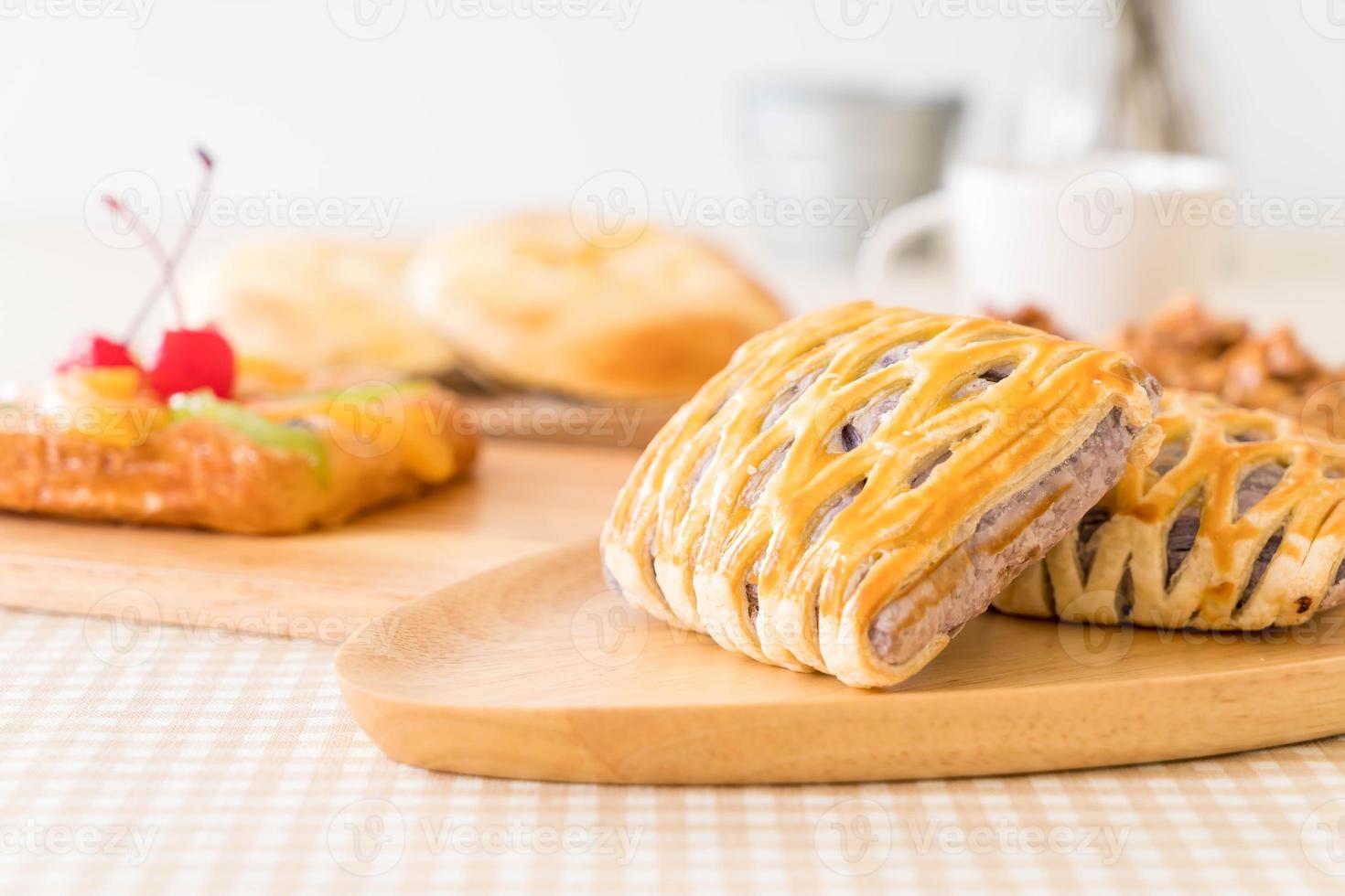 tartas de taro en la mesa foto