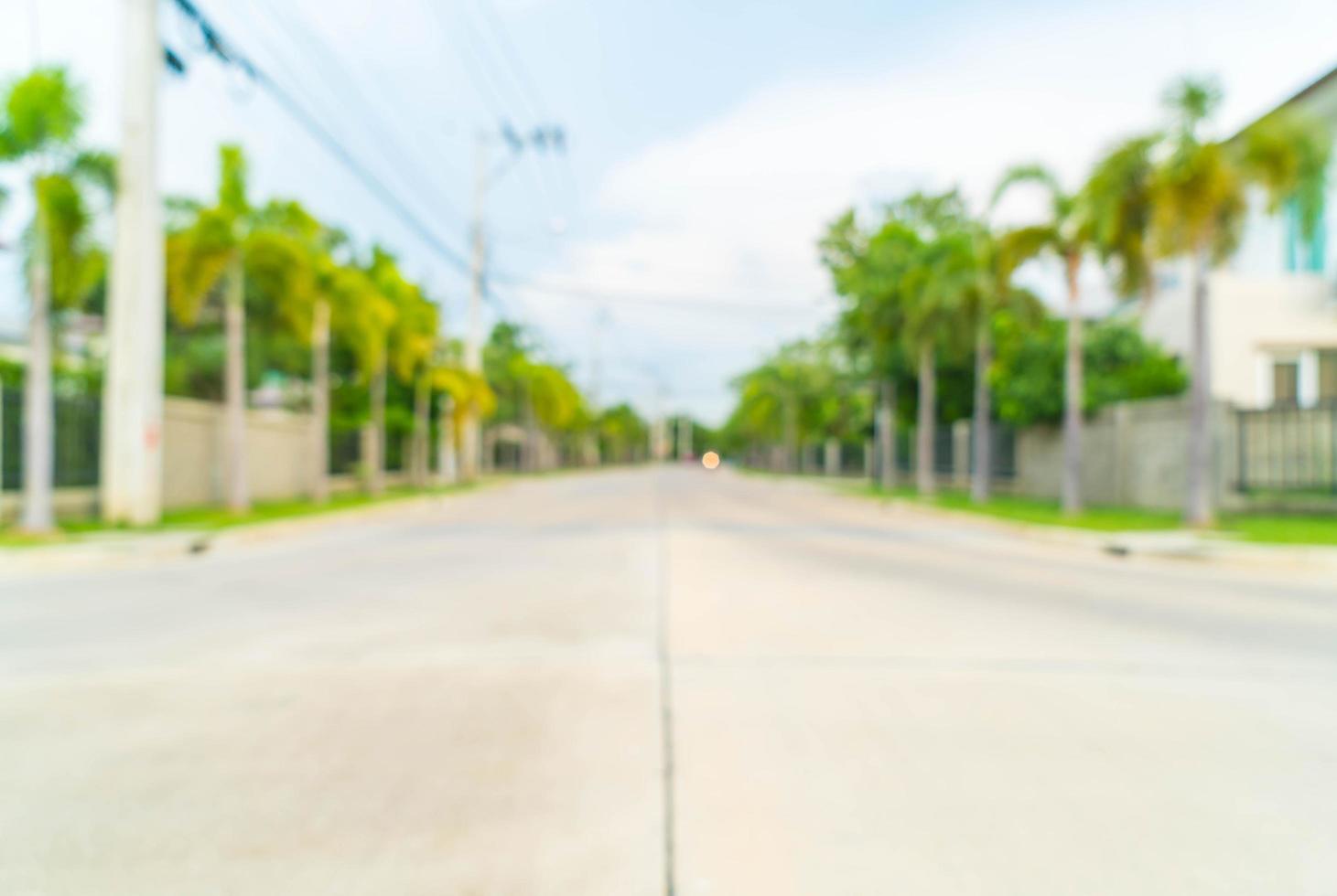 Imagen borrosa abstracta de la carretera con casa en el pueblo foto