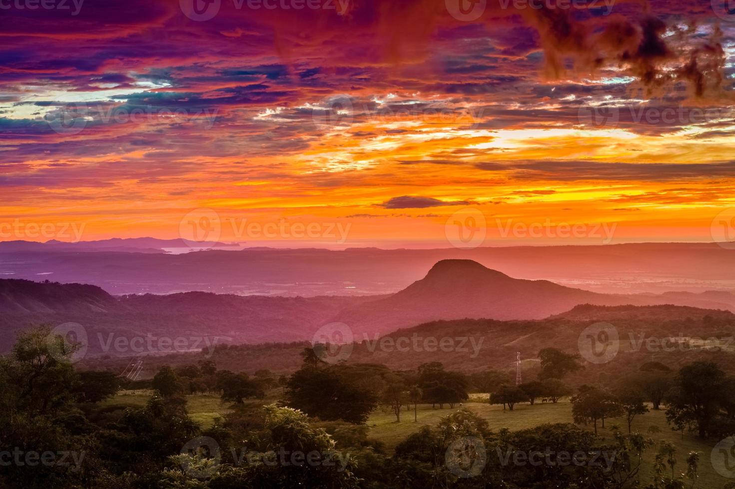 atardecer en santa rosa en costa rica foto