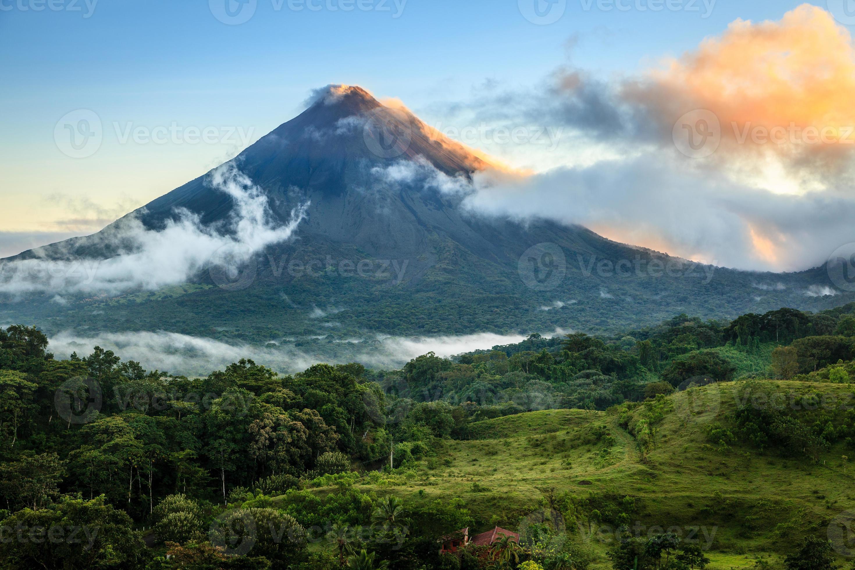 arenal-volcano-costa-rica-3063707-stock-photo-at-vecteezy