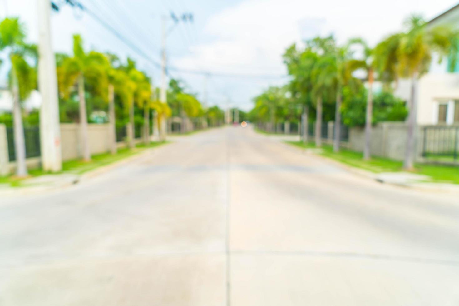 Imagen borrosa abstracta de la carretera con casa en el pueblo foto