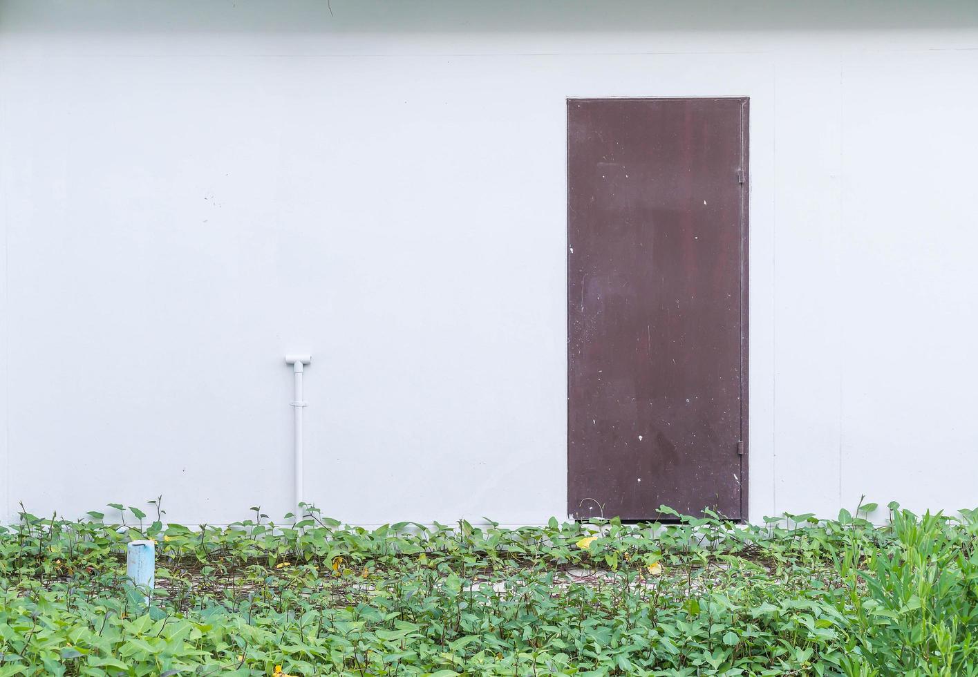 puerta con fondo de pared vacía foto