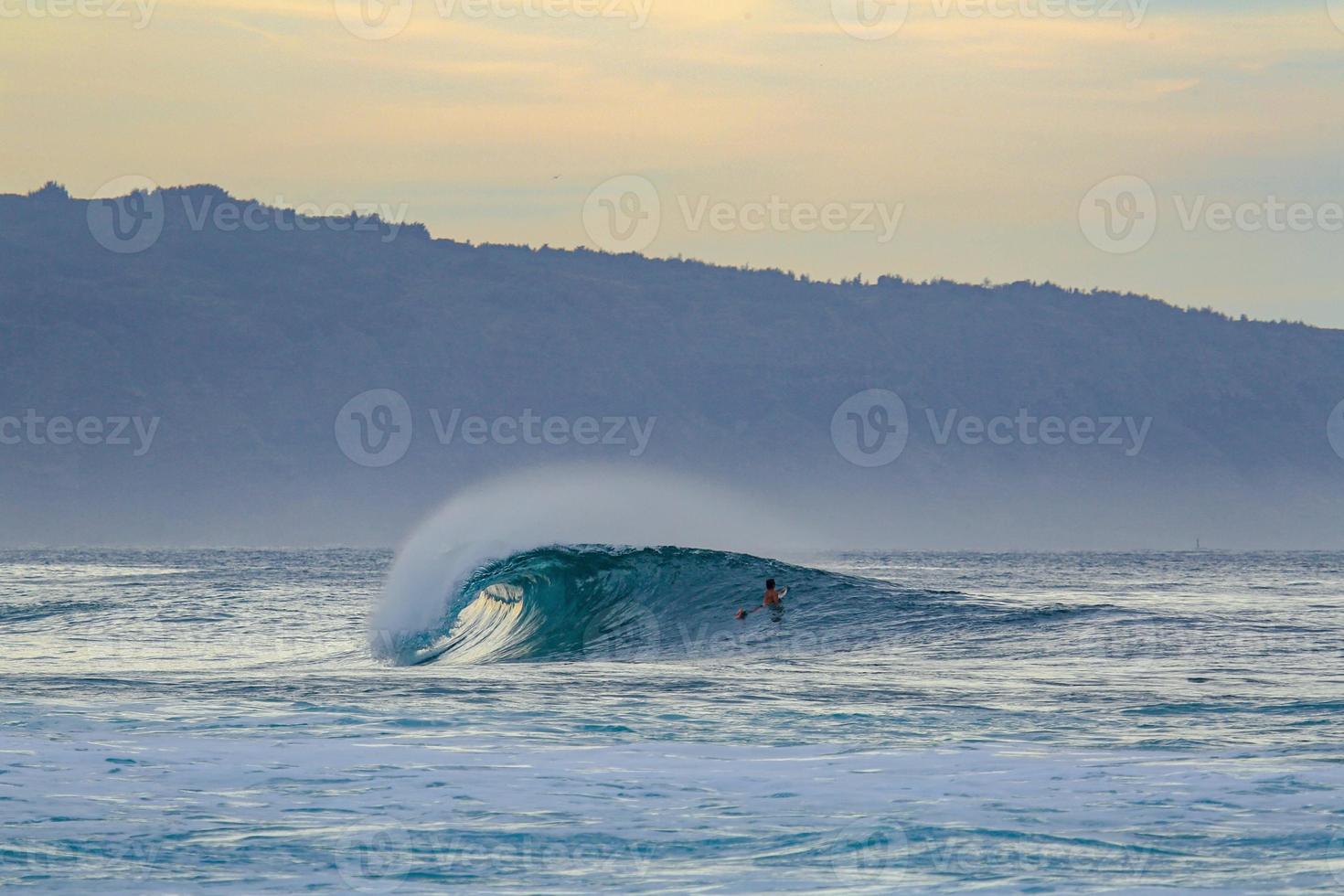 surfeando la ola perfecta foto