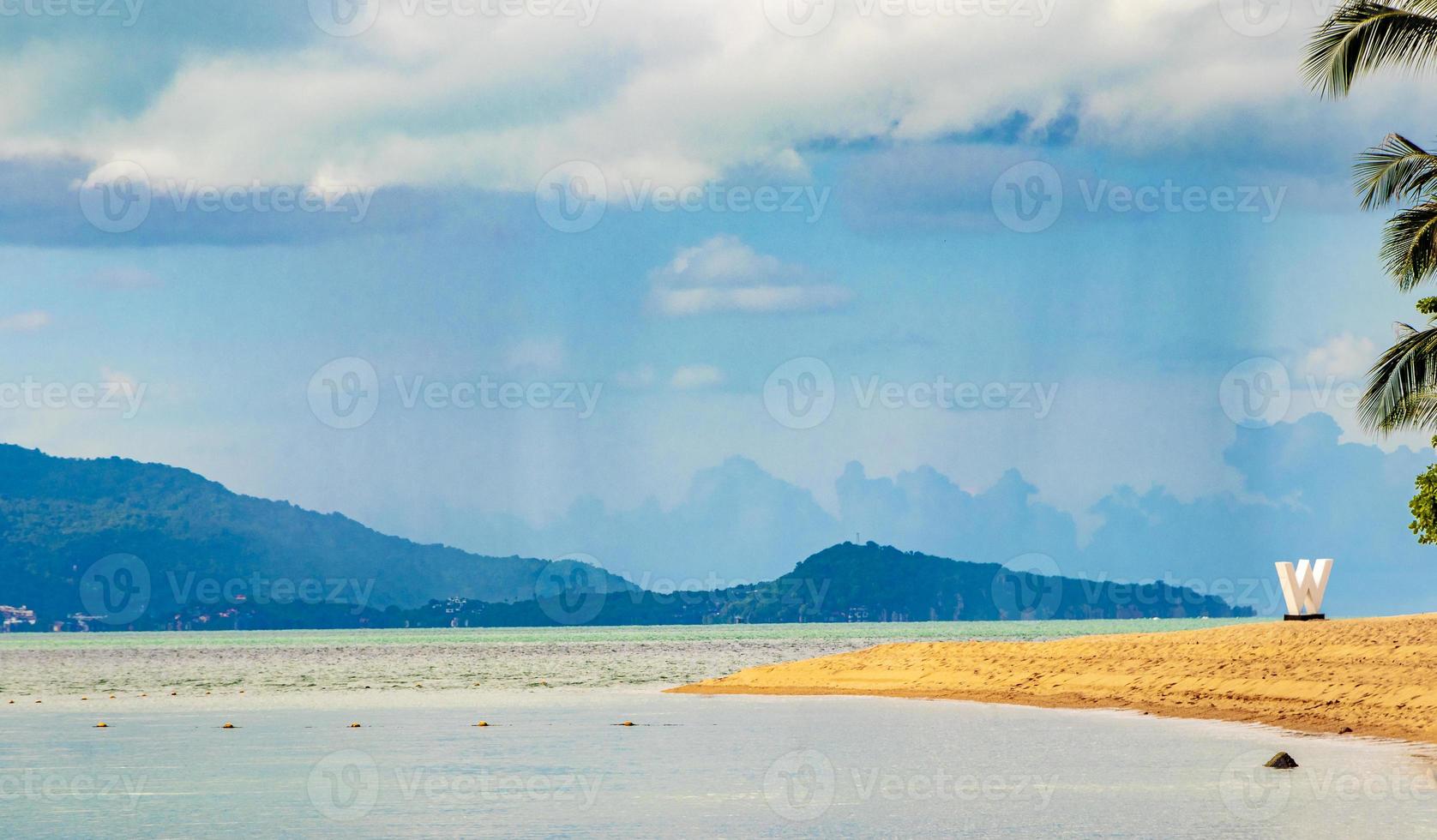 w playa y panorama del paisaje de la playa de maenam koh samui, tailandia. foto