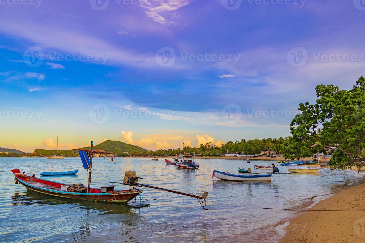 Barcos de pescadores de pescadores en la playa de Koh Samui, Tailandia. foto