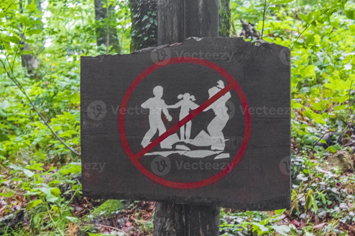 señales de prohibición en el bosque parque nacional de los lagos de plitvice croacia. foto