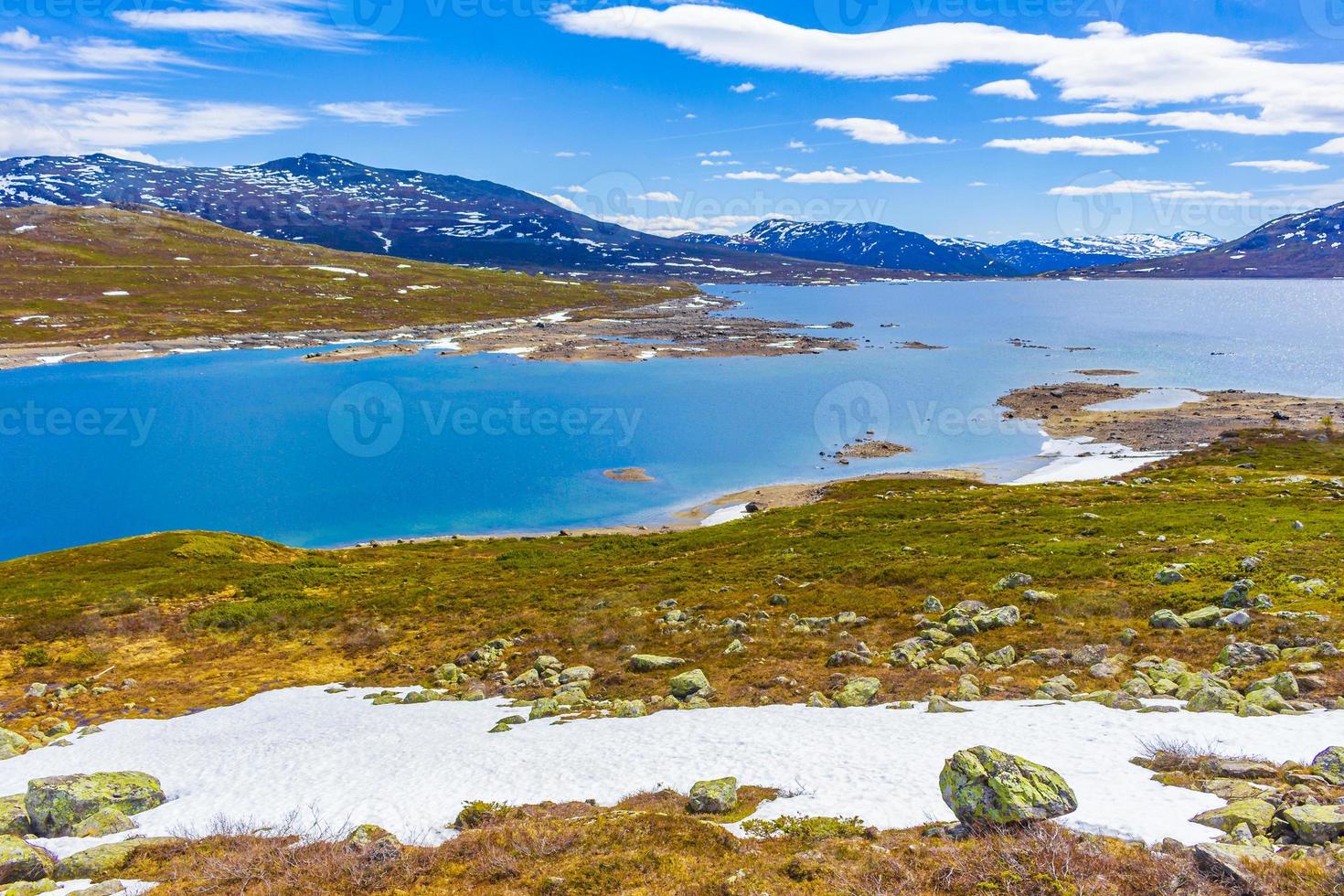 vavatn lago panorama paisaje cantos rodados montañas hemsedal noruega. foto