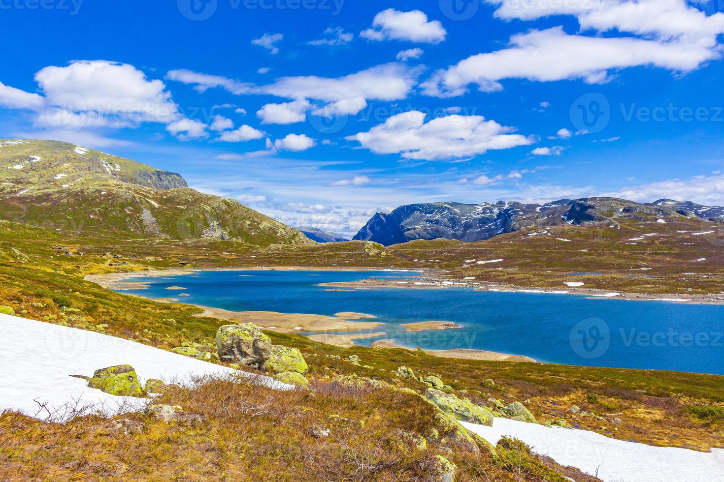 vavatn lago panorama paisaje cantos rodados montañas hemsedal noruega. foto