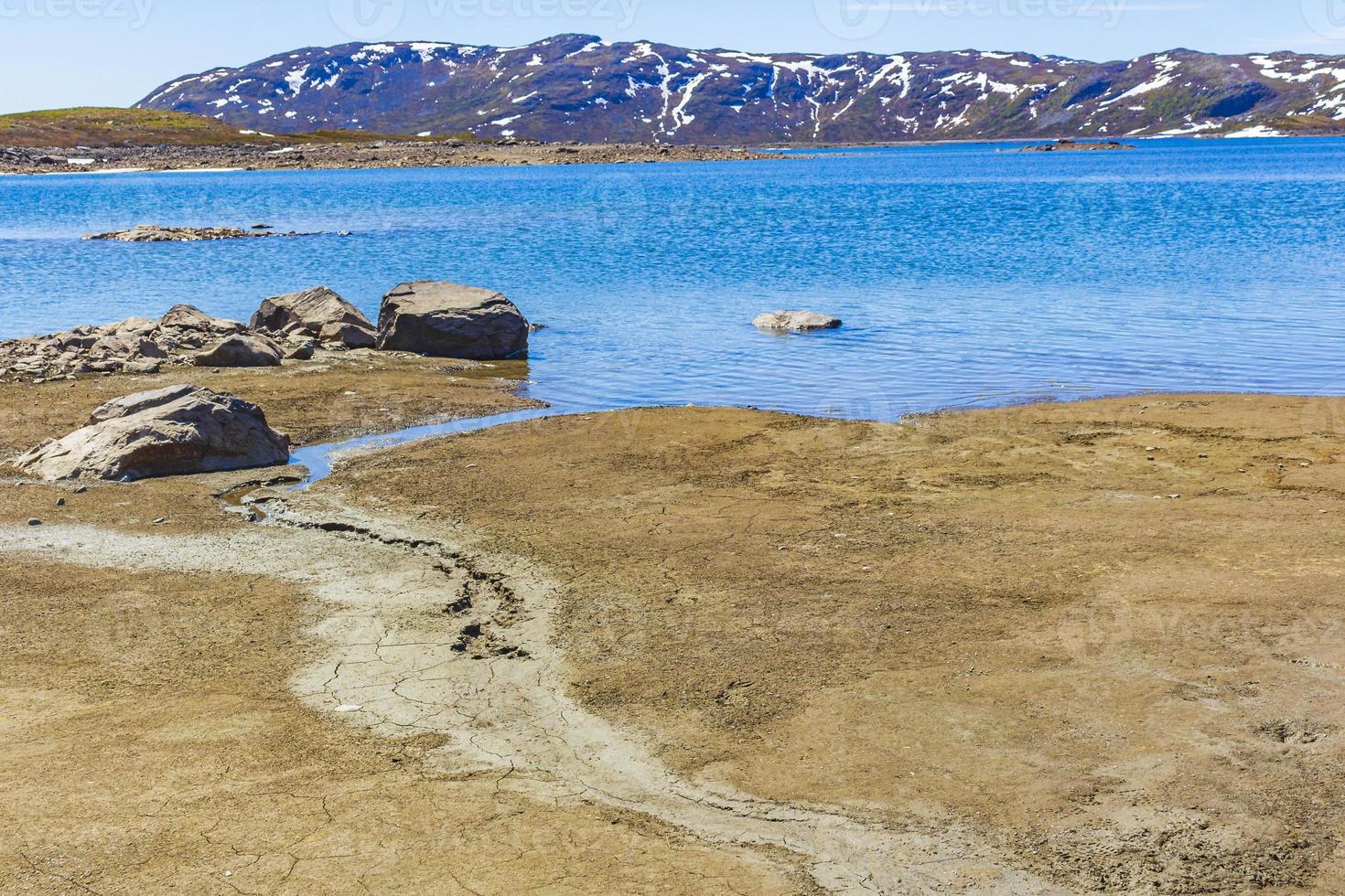 vavatn lago panorama paisaje cantos rodados montañas hemsedal noruega. foto