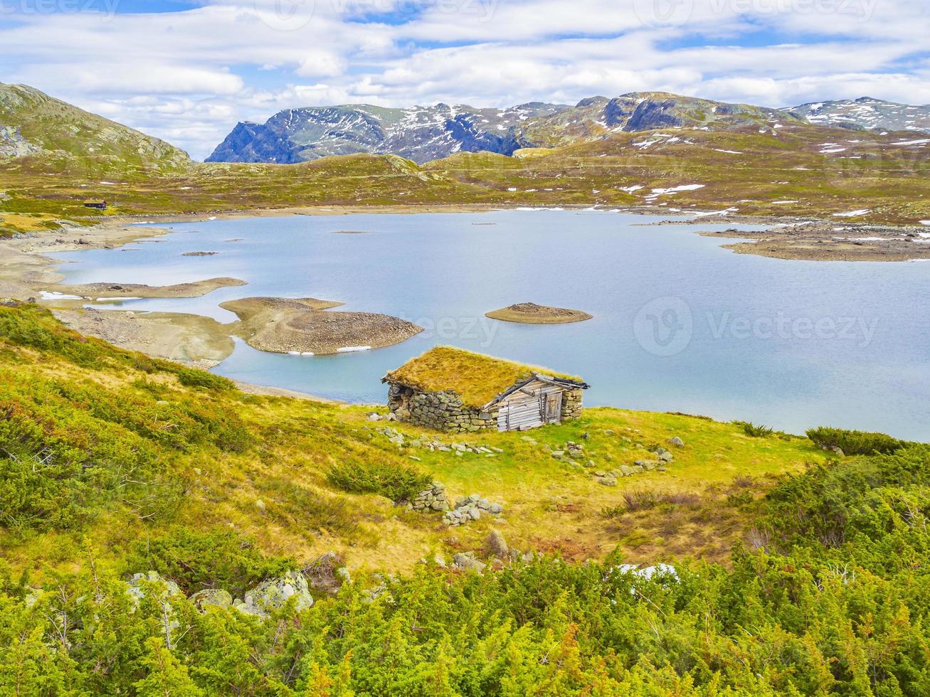 vavatn lago panorama paisaje chozas montañas nevadas hemsedal noruega. foto