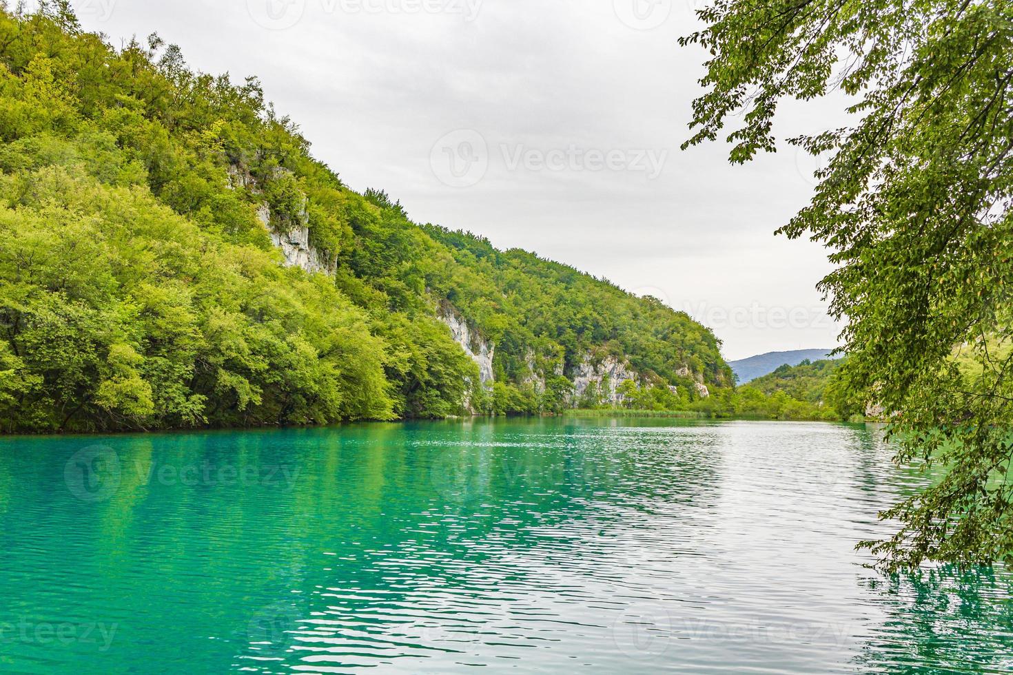 Parque nacional de los lagos de plitvice paisaje agua turquesa en croacia. foto