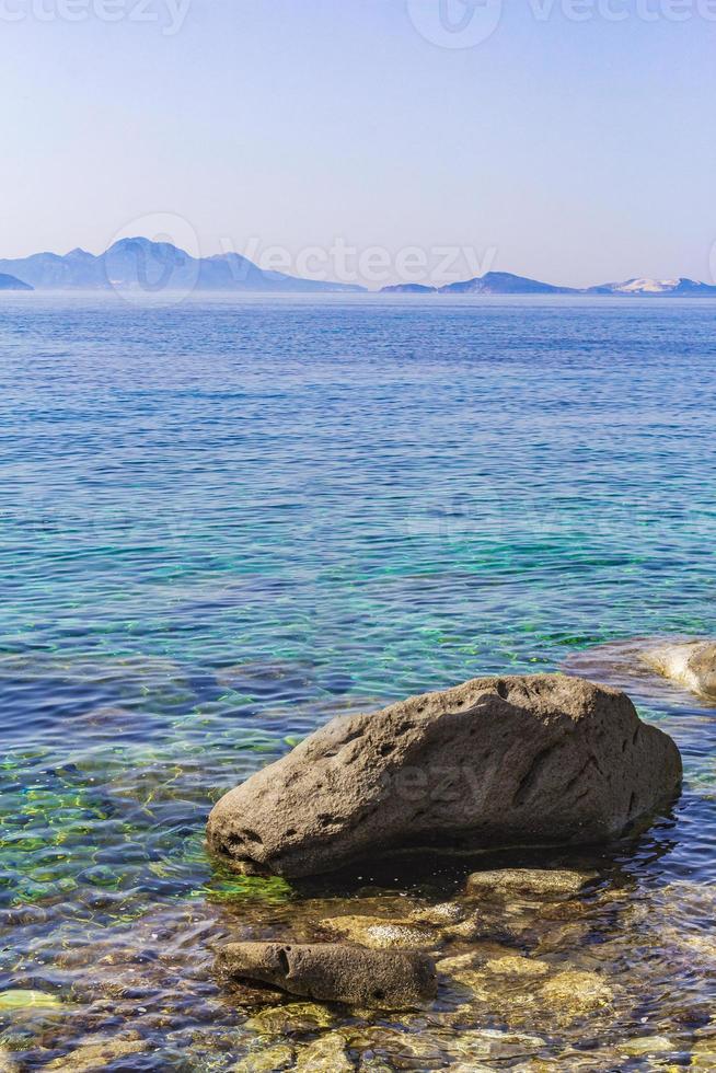 Big Rock en paisajes costeros naturales en la isla de Kos en Grecia. foto