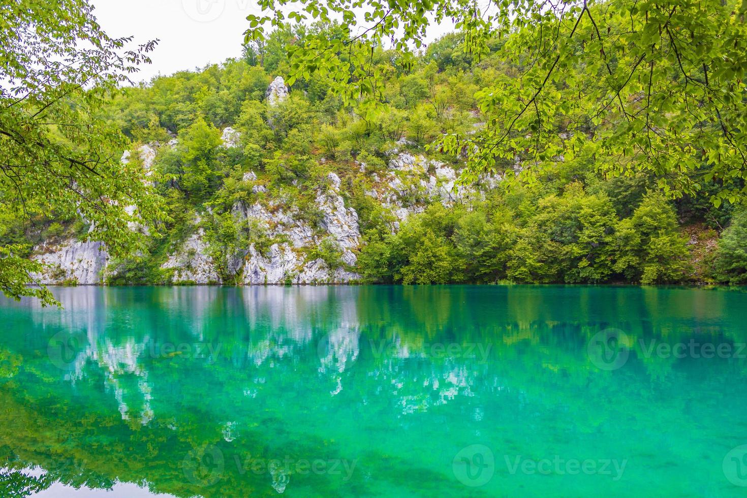 Parque nacional de los lagos de plitvice paisaje agua turquesa en croacia. foto