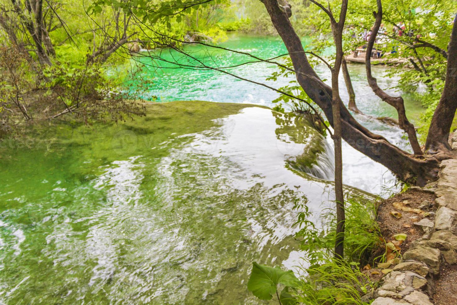 Parque nacional de los lagos de plitvice cascada agua azul turquesa croacia. foto