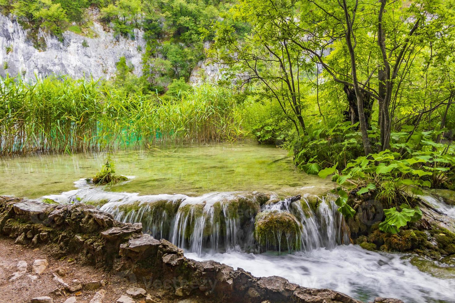 Parque nacional de los lagos de plitvice cascada azul verde agua croacia. foto