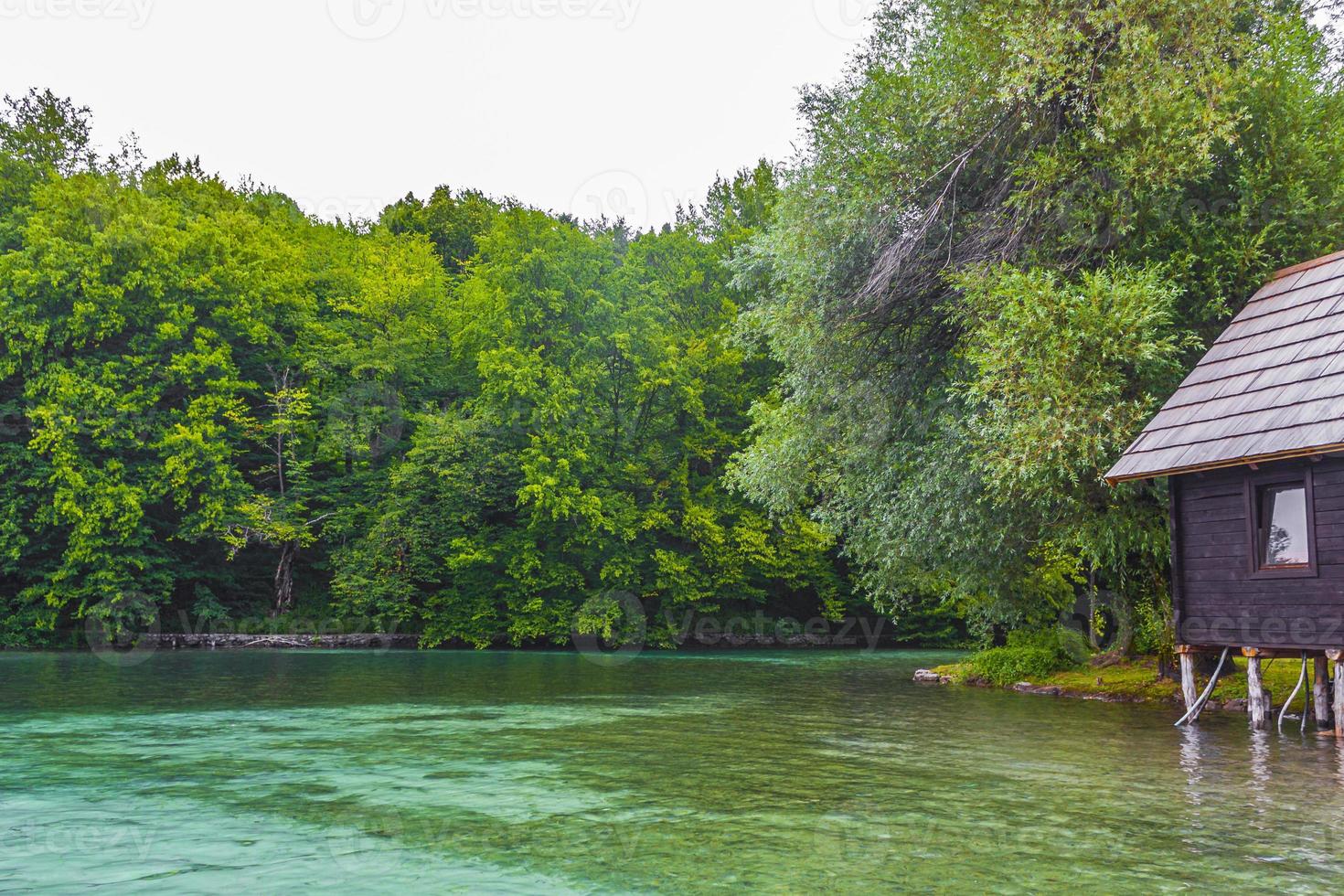 Parque nacional de los lagos de plitvice paisaje agua turquesa en croacia. foto