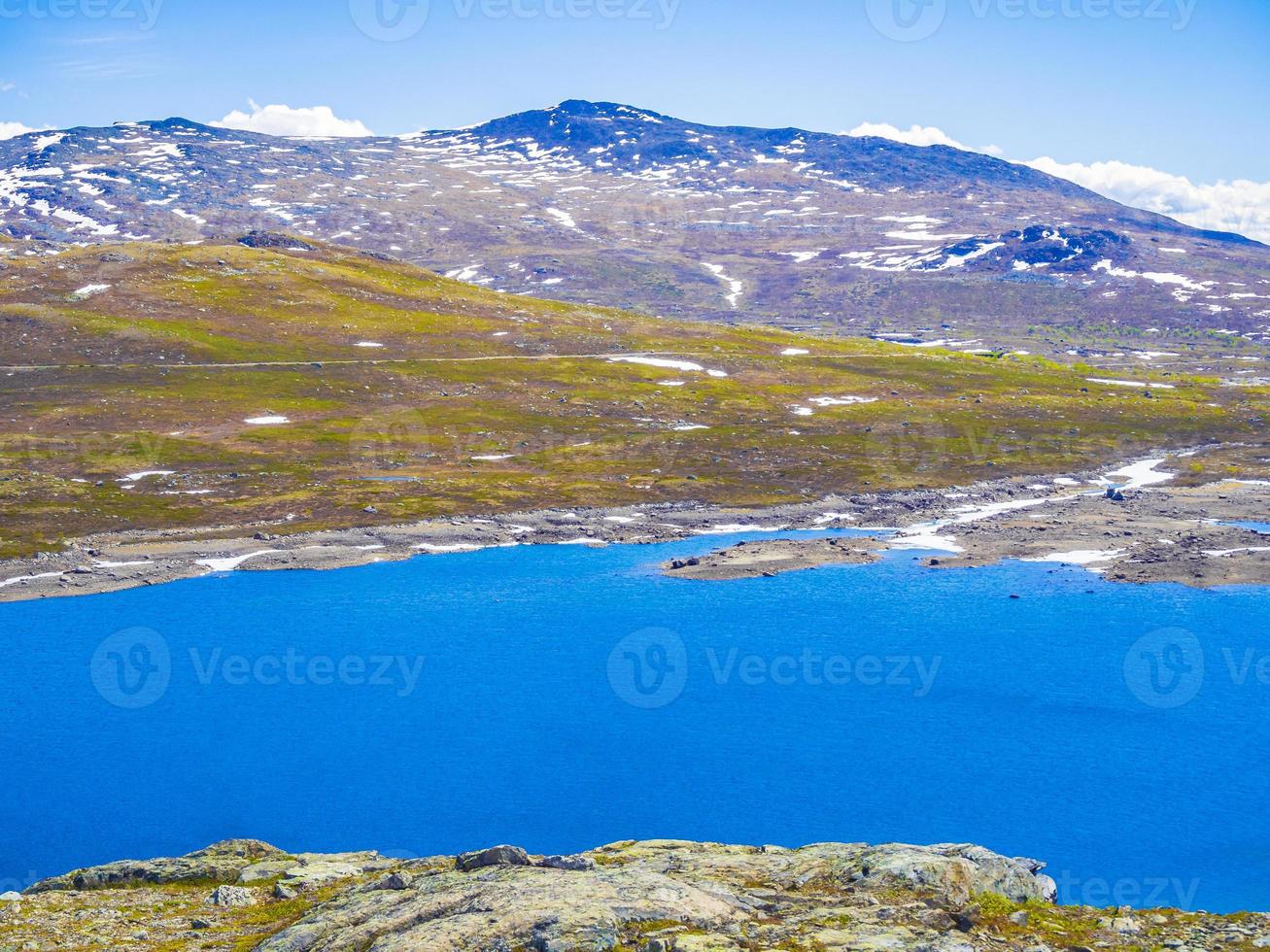 vavatn lago panorama paisaje cantos rodados montañas hemsedal noruega. foto