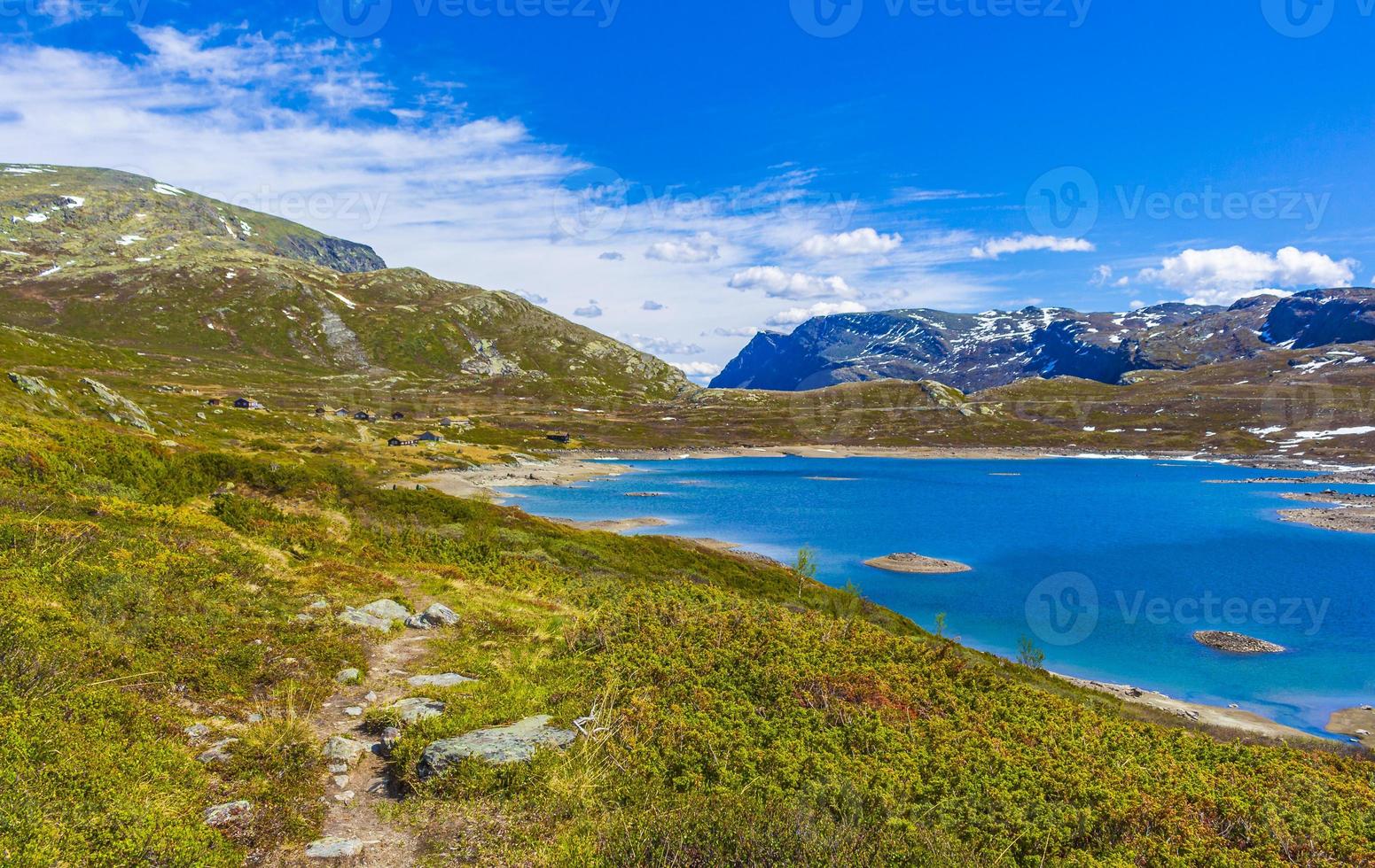 vavatn lago panorama paisaje cantos rodados montañas hemsedal noruega. foto