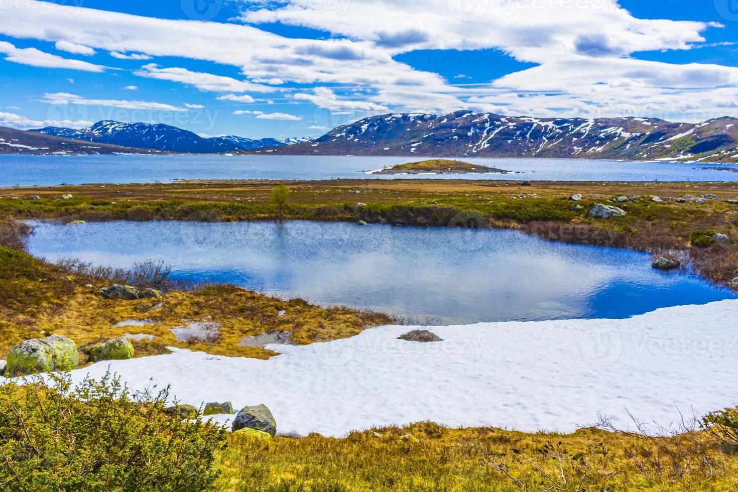 vavatn lago panorama paisaje cantos rodados montañas hemsedal noruega. foto