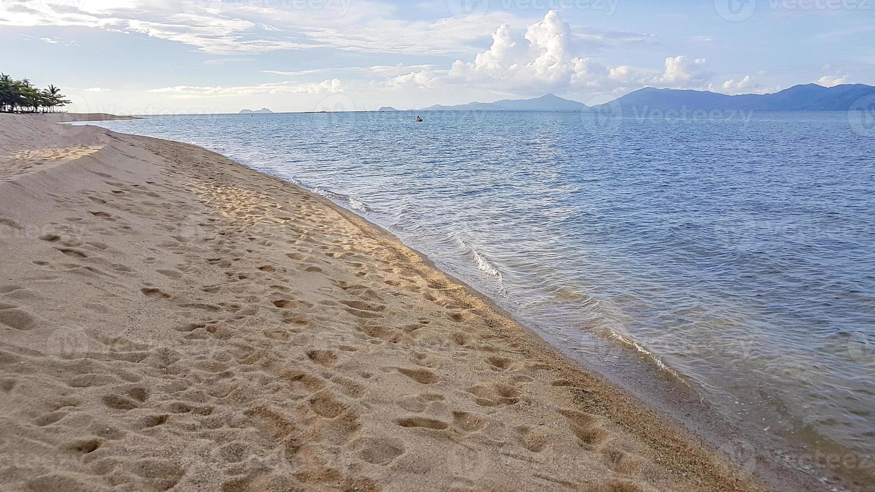 playa de bo phut isla de koh samui, vista en pha-ngan. foto