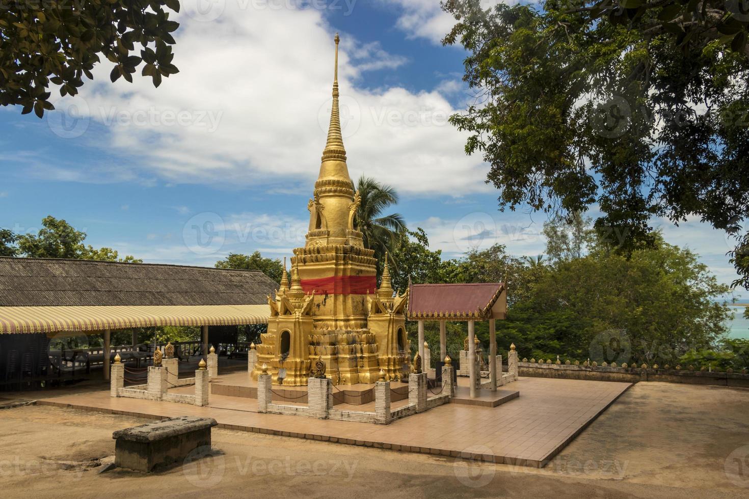 estupa dorada, templo wat sila ngu, koh samui, tailandia. foto