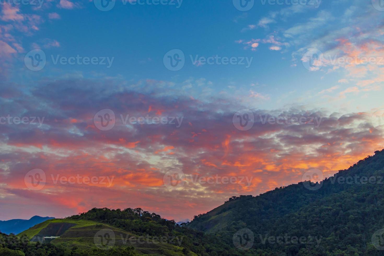 hermoso y colorido amanecer sobre las montañas angra dos reis brasil. foto