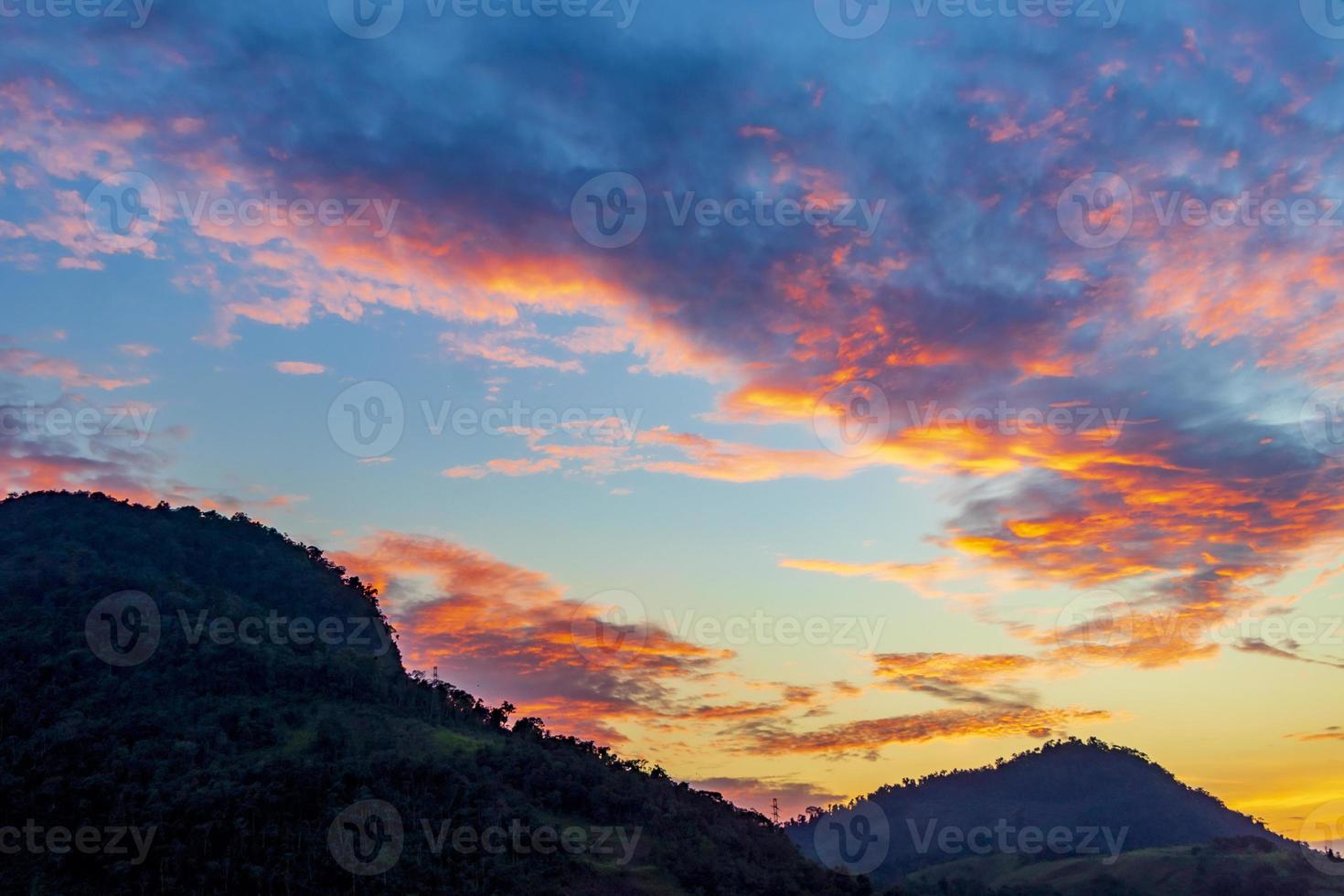 hermoso y colorido amanecer sobre las montañas angra dos reis brasil. foto