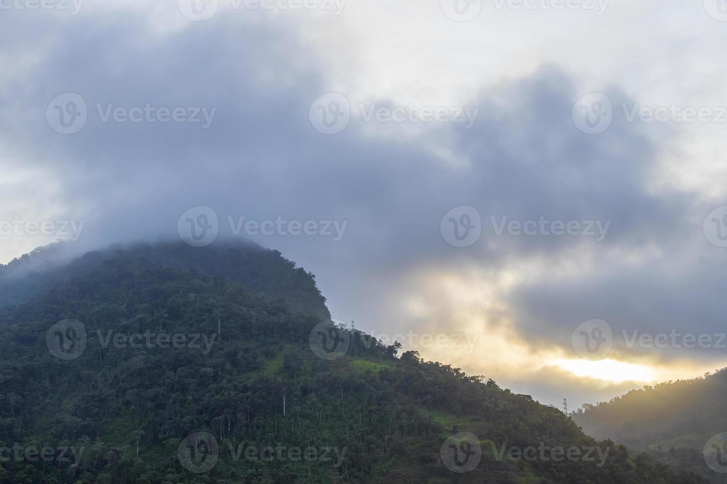 hermoso amanecer sobre las montañas angra dos reis brasil. foto