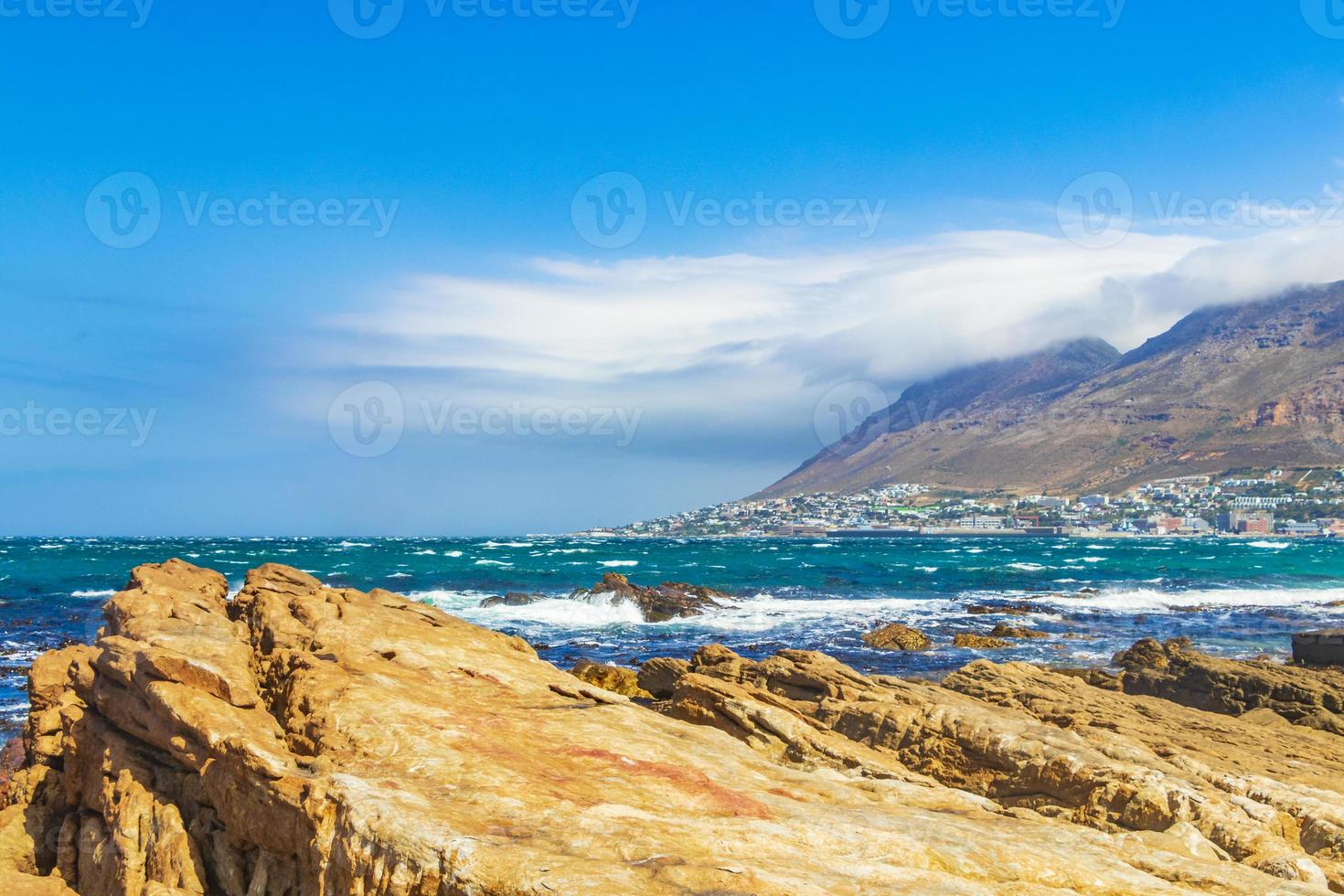 áspero paisaje costero en False Bay, Ciudad del Cabo, Sudáfrica foto