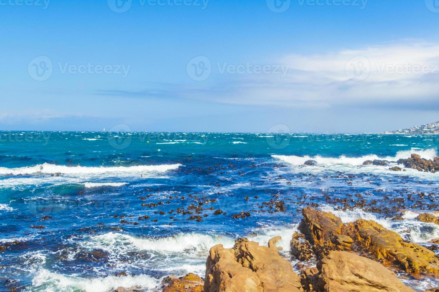 Paisaje costero rocoso en False Bay, Ciudad del Cabo, Sudáfrica foto