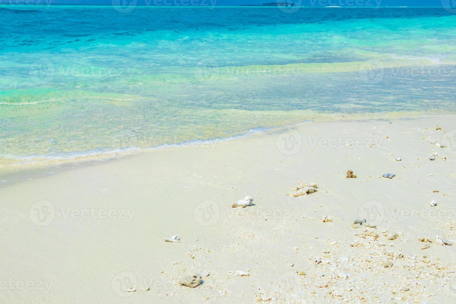 el océano índico en madivaru y finolhu en el atolón rasdhoo, maldivas foto