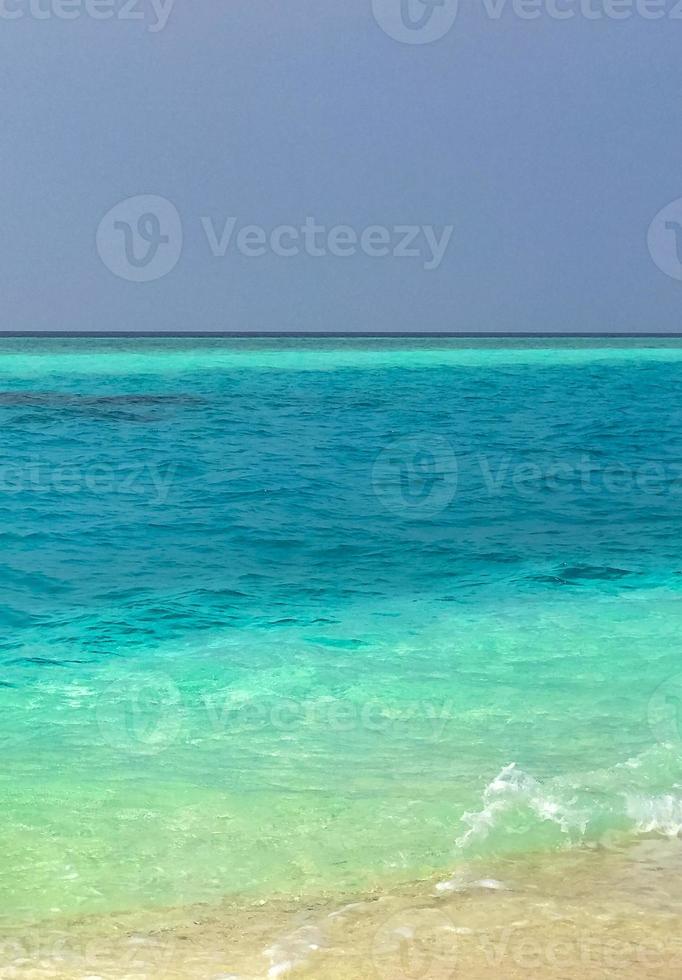 el océano índico en madivaru y finolhu en el atolón rasdhoo, maldivas foto