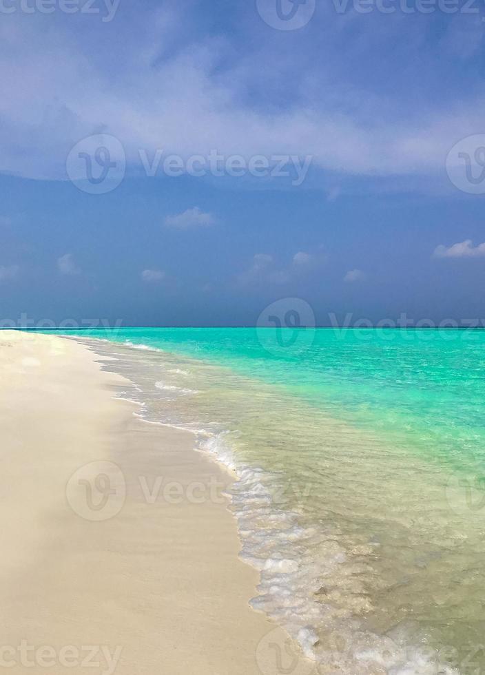 el océano índico en madivaru y finolhu en el atolón rasdhoo, maldivas foto