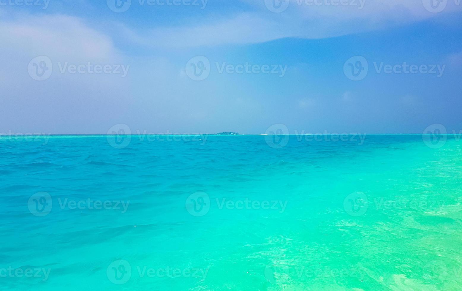 el océano índico en madivaru y finolhu en el atolón rasdhoo, maldivas foto