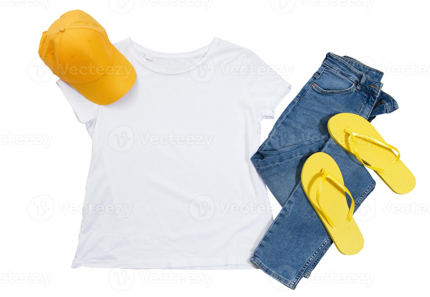 maqueta de camiseta blanca aislada, gorra amarilla, denimand azul y chanclas foto