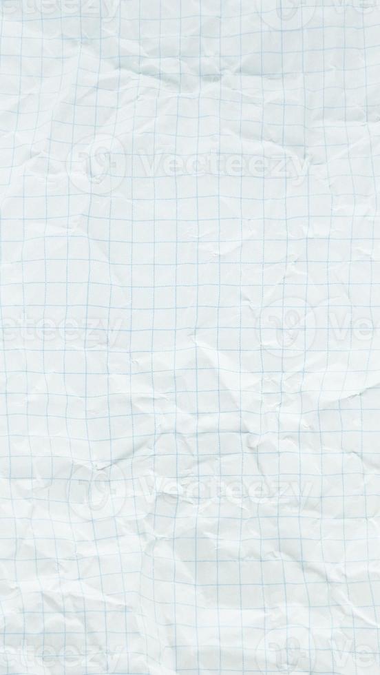 Hoja de papel seccional blanco arrugado con textura con espacio vacío. foto