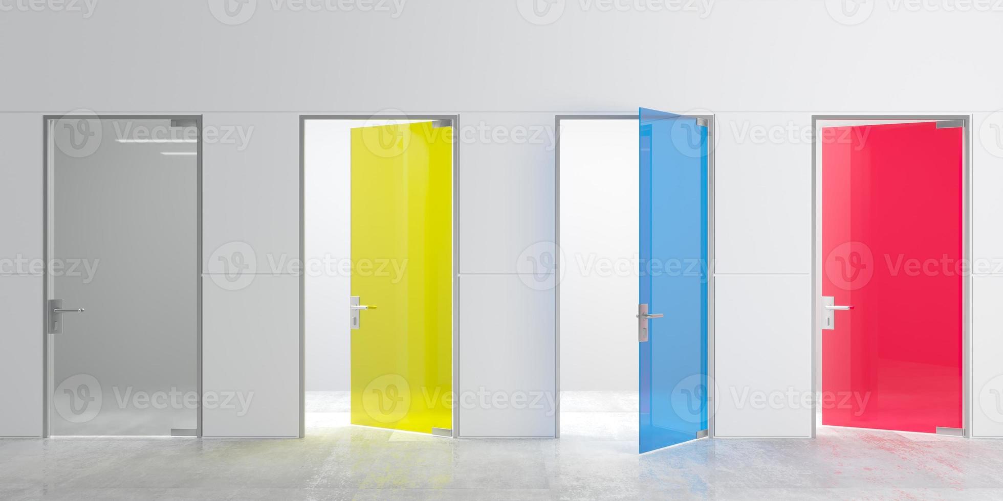 Cuatro puertas de vidrio multicolores en la pared. foto