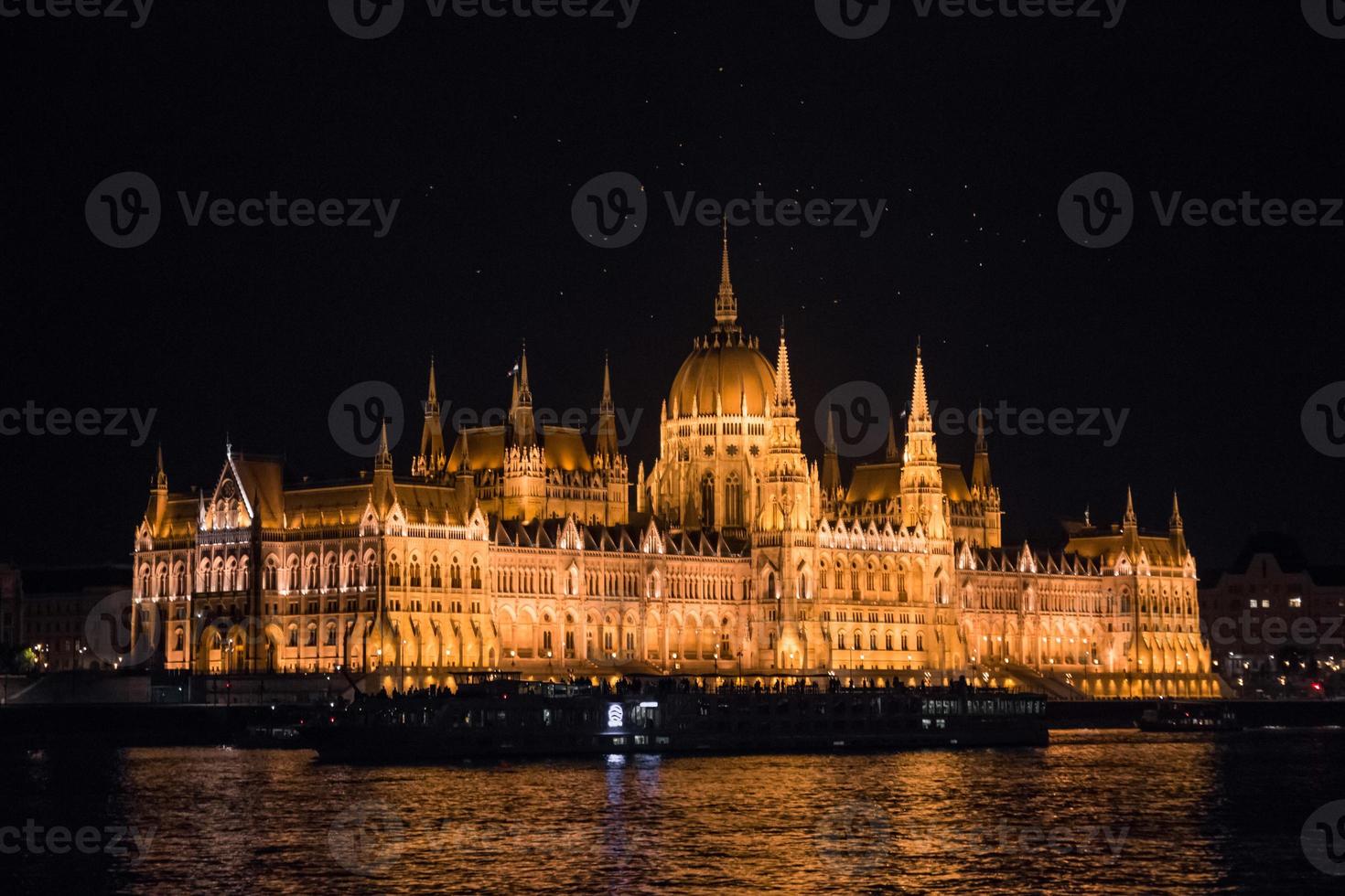 El parlamento húngaro por la noche, Budapest, Hungría foto