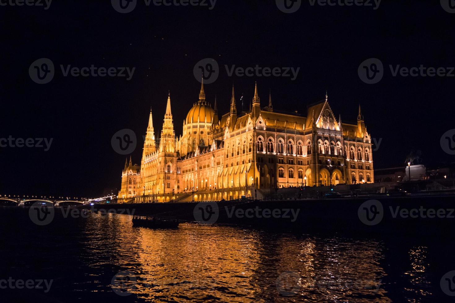 El parlamento húngaro por la noche, Budapest, Hungría foto