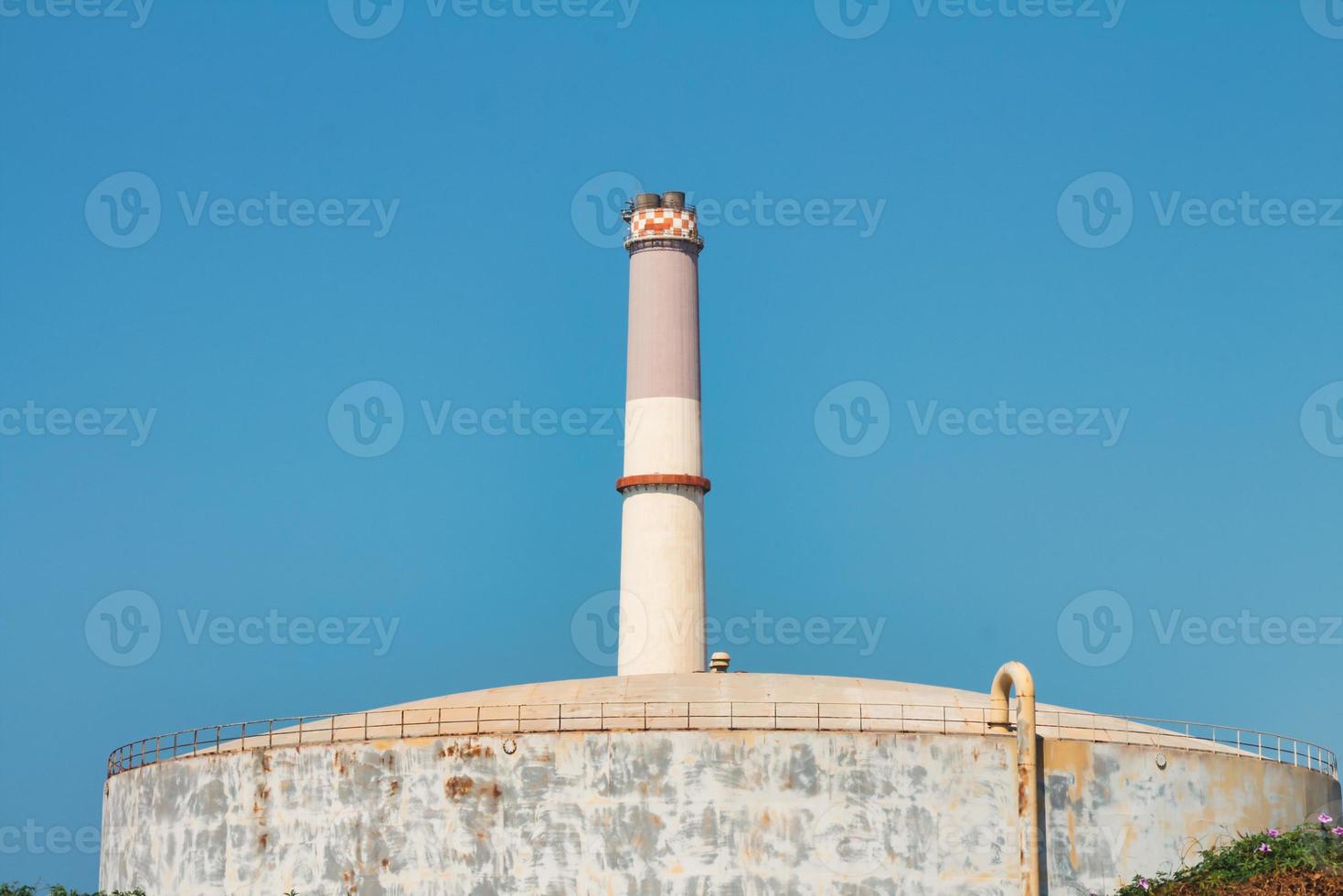 la chimenea de la planta de energía de lectura de tel aviv cerca del tanque de almacenamiento de gas foto