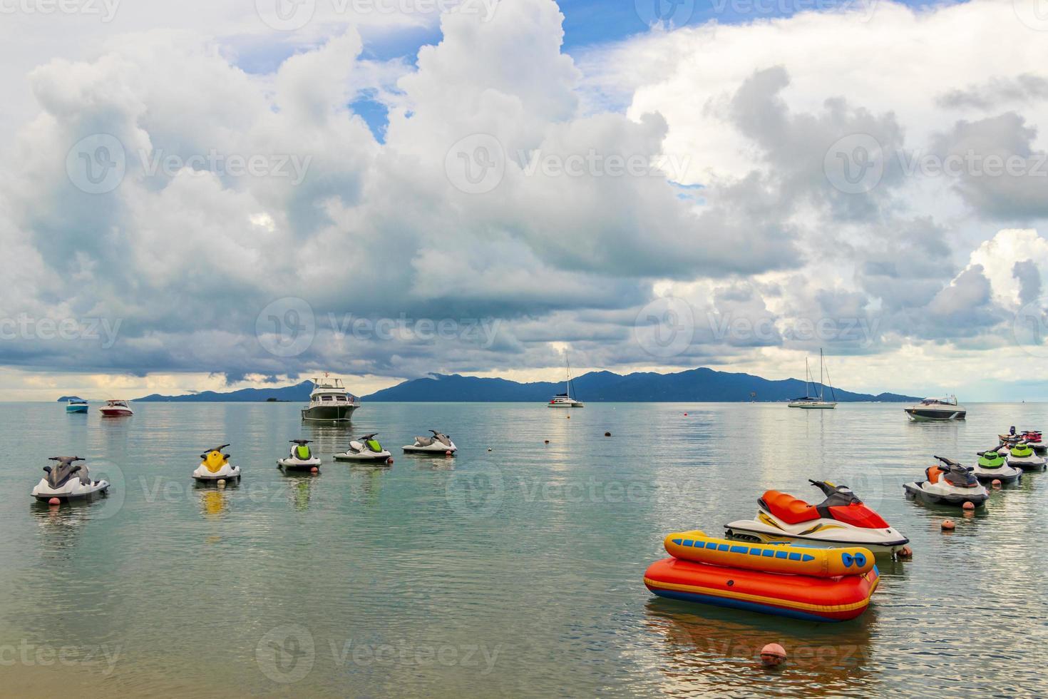 Motos de agua y barcos en la playa de Bo Phut en Koh Samui, Tailandia foto