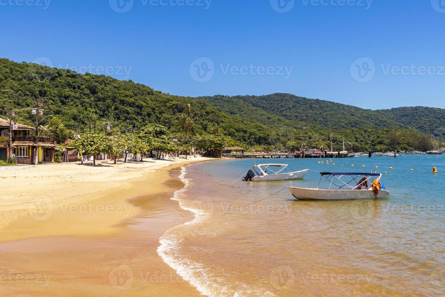 Isla tropical ilha grande abraao beach en angra dos reis, río de janeiro, brasil foto